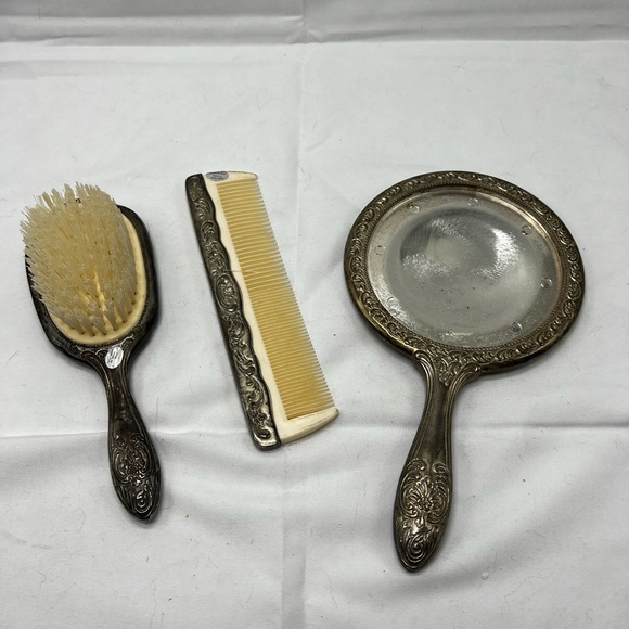 Silver plated Made in Hong King vanity set **mirror missing - Picture 4 of 7